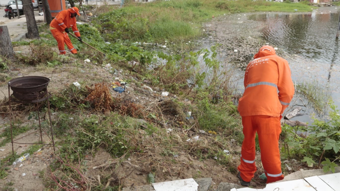 operários limpando uma lagoa